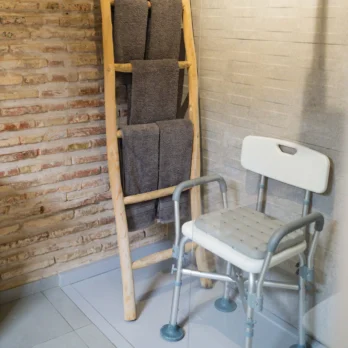 silla inodoro reforzada con cubeta y ruedas foto ambiente