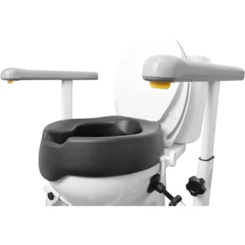 silla similar con ruedas y diseno de respaldo envolvente
