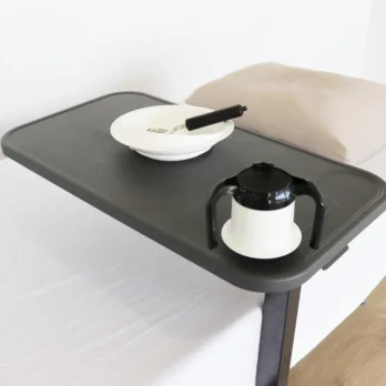 soporte lateral con portavasos acoplado a la cama