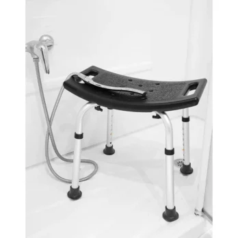 taburete curvo con patas metalicas y conteras antideslizantes