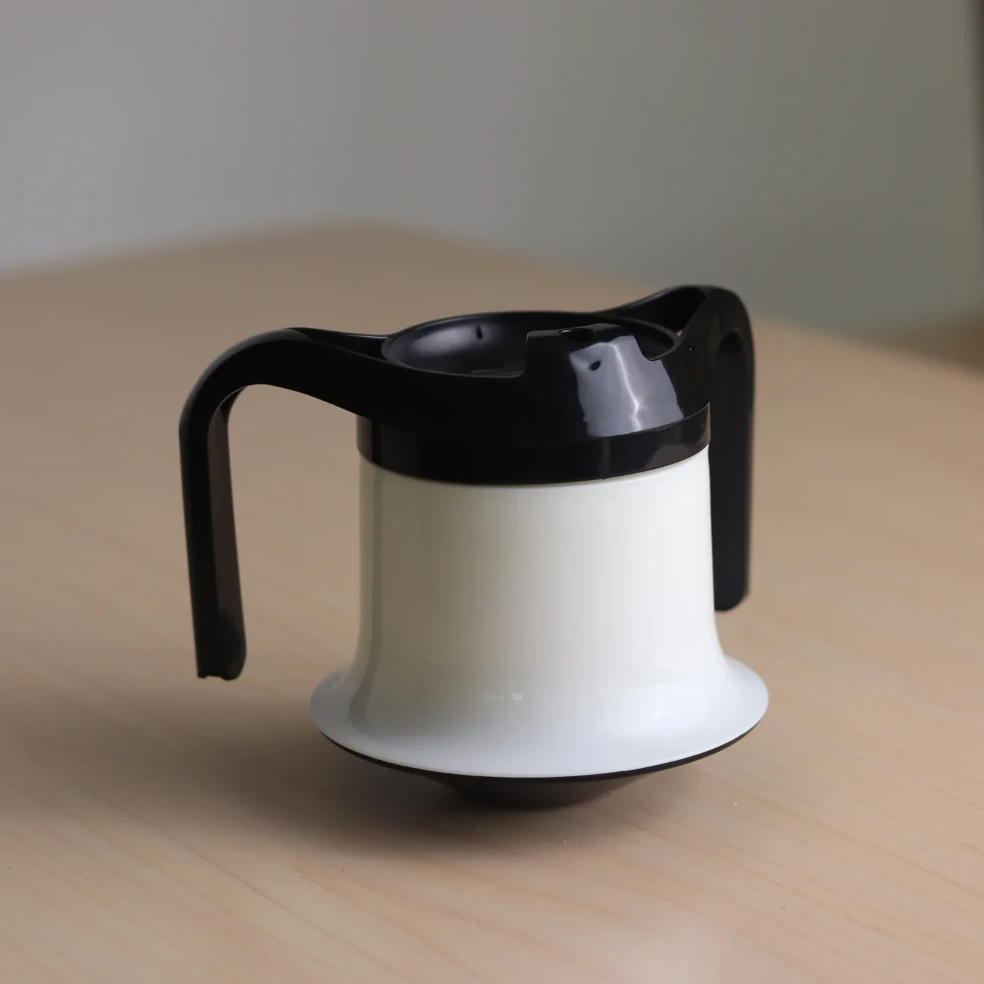 taza antiderrame y antigoteo negra con base estable