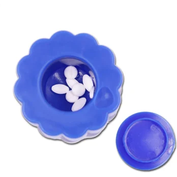 triturador de pastillas azul desmontado con tapa y recipiente