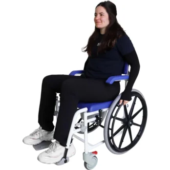 usuario sentado en silla de ruedas autopropulsable azul