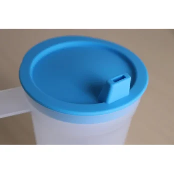 vaso antiderrames con tapa azul para personas con movilidad reducida