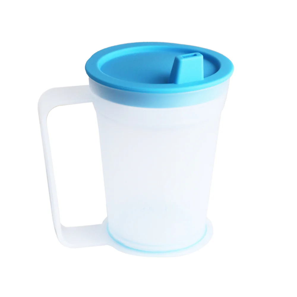 vaso translucido con tapa y asa grande disenado para adultos mayores