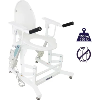 vista lateral de persona usando silla sanitaria con ruedas