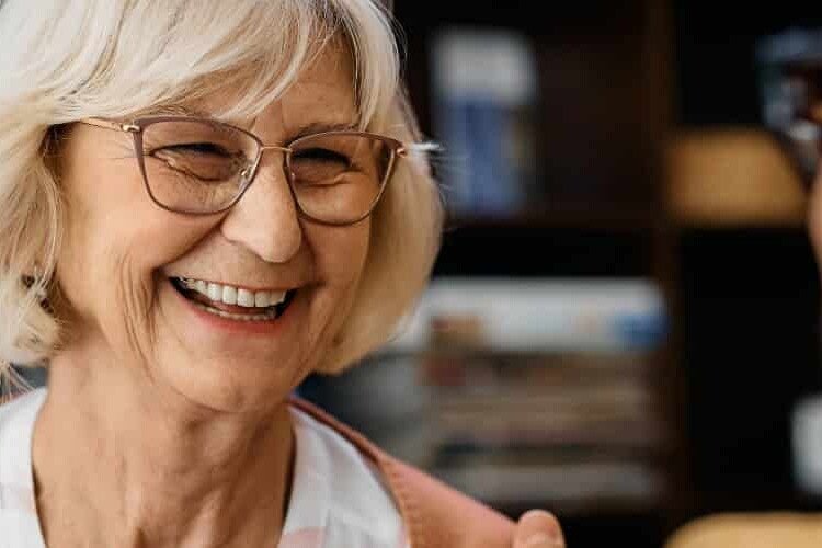 abuela con gafas feliz cuidados afectivos con dependalium en mataro