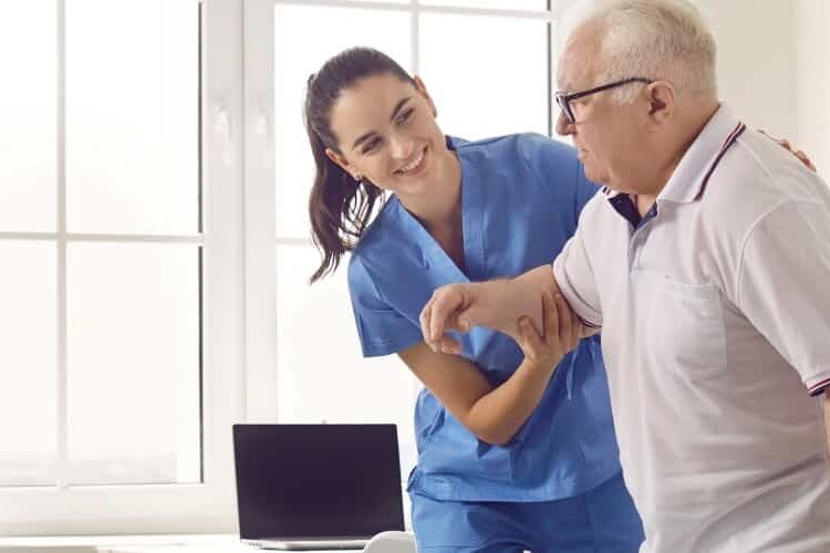 enfermera revisando paciente con dolor servicios de salud a domicilio en mataro