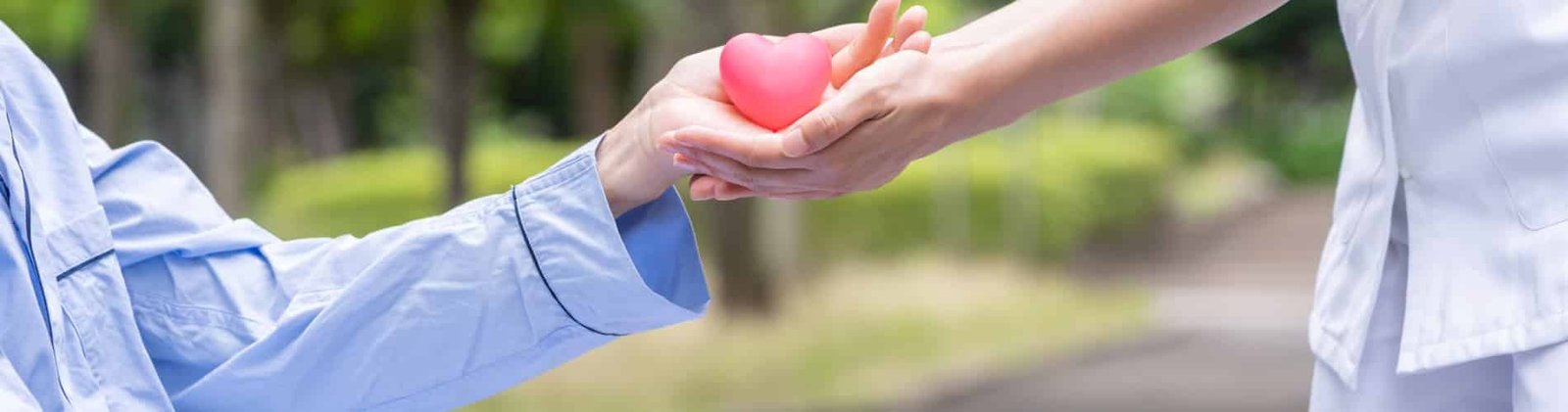 manos con corazon rosa compromiso emocional de dependalium en cuidados personales 2 manos con corazon rosa compromiso emocional de dependalium en cuidados personales