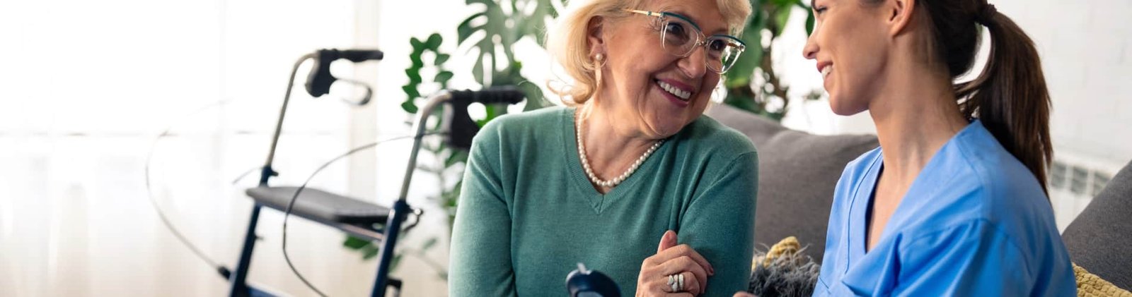 mujer mayor riendo en casa confianza y bienestar en la tercera edad