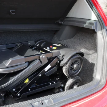 carga de scooter electrico en el maletero taxi adaptado para personas dependientes en barcelona