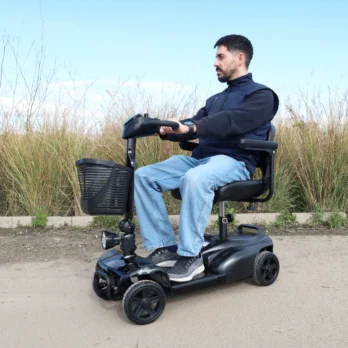 usuario en scooter exterior autonomia al aire libre con apoyo de asistencia domiciliaria en mataro