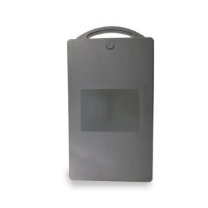 Batería de litio negra rectangular con asa, vista de frente