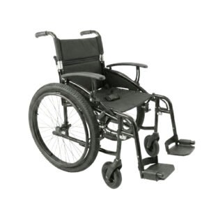Silla de ruedas todoterreno negra con ruedas de tacos, vista de tres cuartos