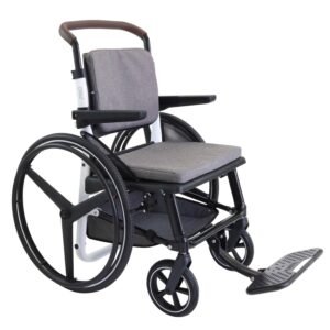 Silla de ruedas autopropulsable de chasis blanco y asiento gris, vista de tres cuartos