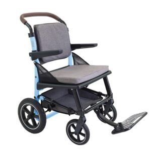 Silla de ruedas de transporte con chasis azul claro y asiento gris, vista de tres cuartos