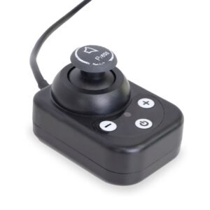 Mando auxiliar negro con joystick y botones, visto de tres cuartos