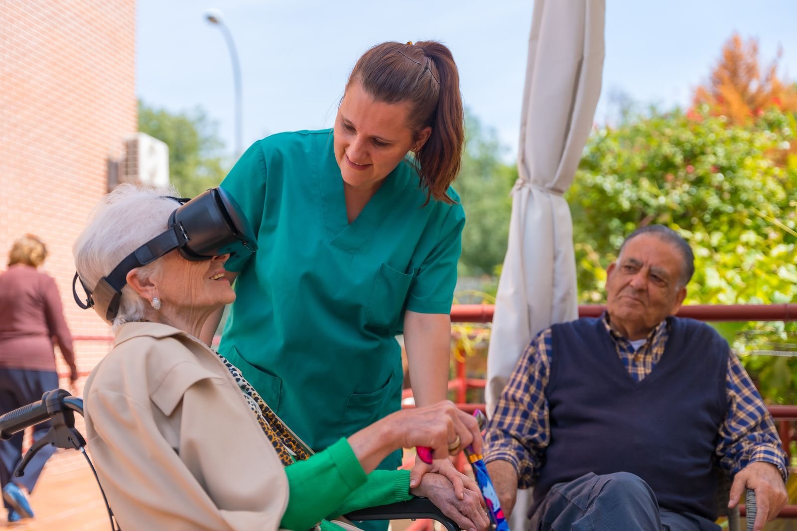 Cuidadora atendiendo a una señora mayor en el jardín