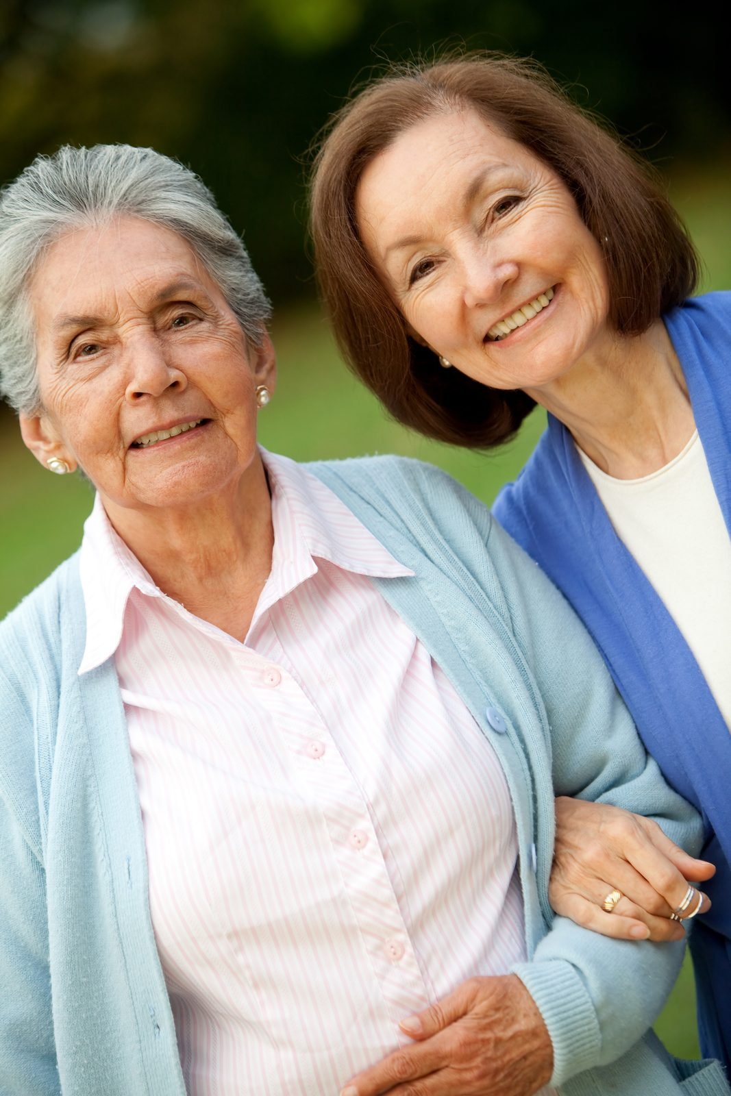Dos señoras mayores sonriendo juntas