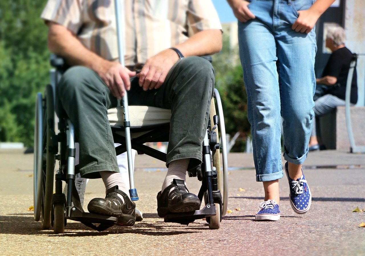 Paseo con una persona mayor en silla de ruedas